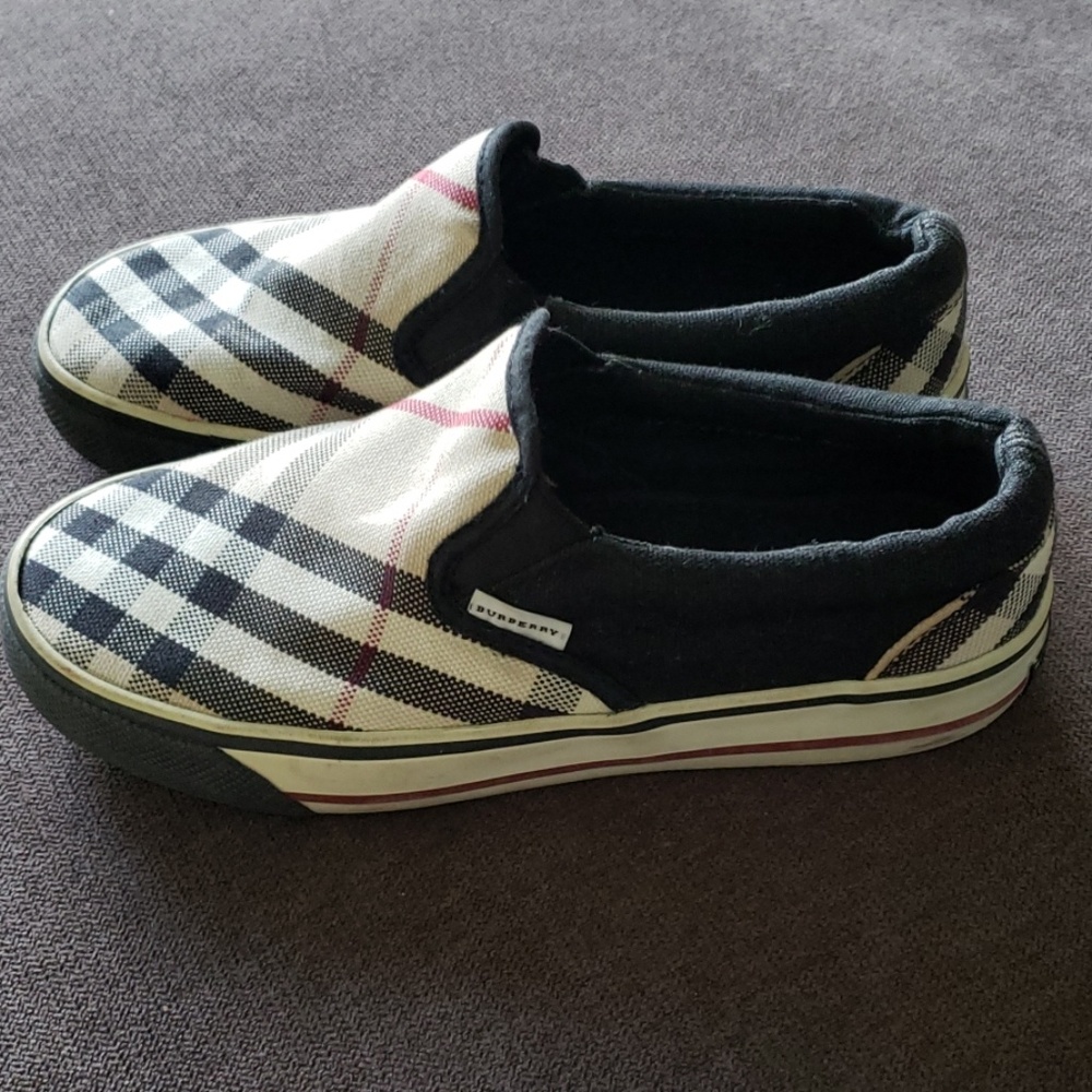 Kids (unisex) Burberry's sneakers.